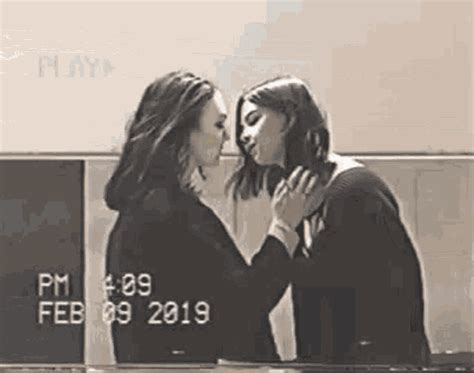 lesbian gifs|25 Awesome Lesbian GIFS .